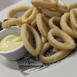 Calamar a la andaluza con mayonesa de aguacate