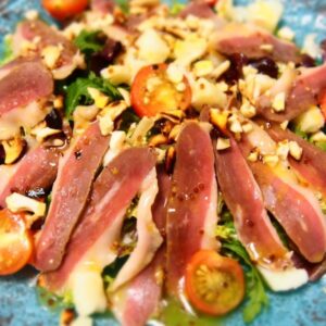 Ensalada de jamón de pato con queso servilleta