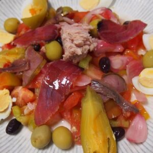 Ensalada tomate raff con ventresca de atún y mojama