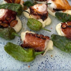 Pulpo a la parrilla con cremoso de patata y pimientos de Padrón
